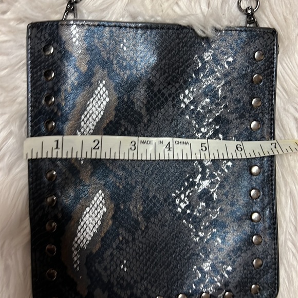 Snake, print, couch, purse - Picture 4 of 7